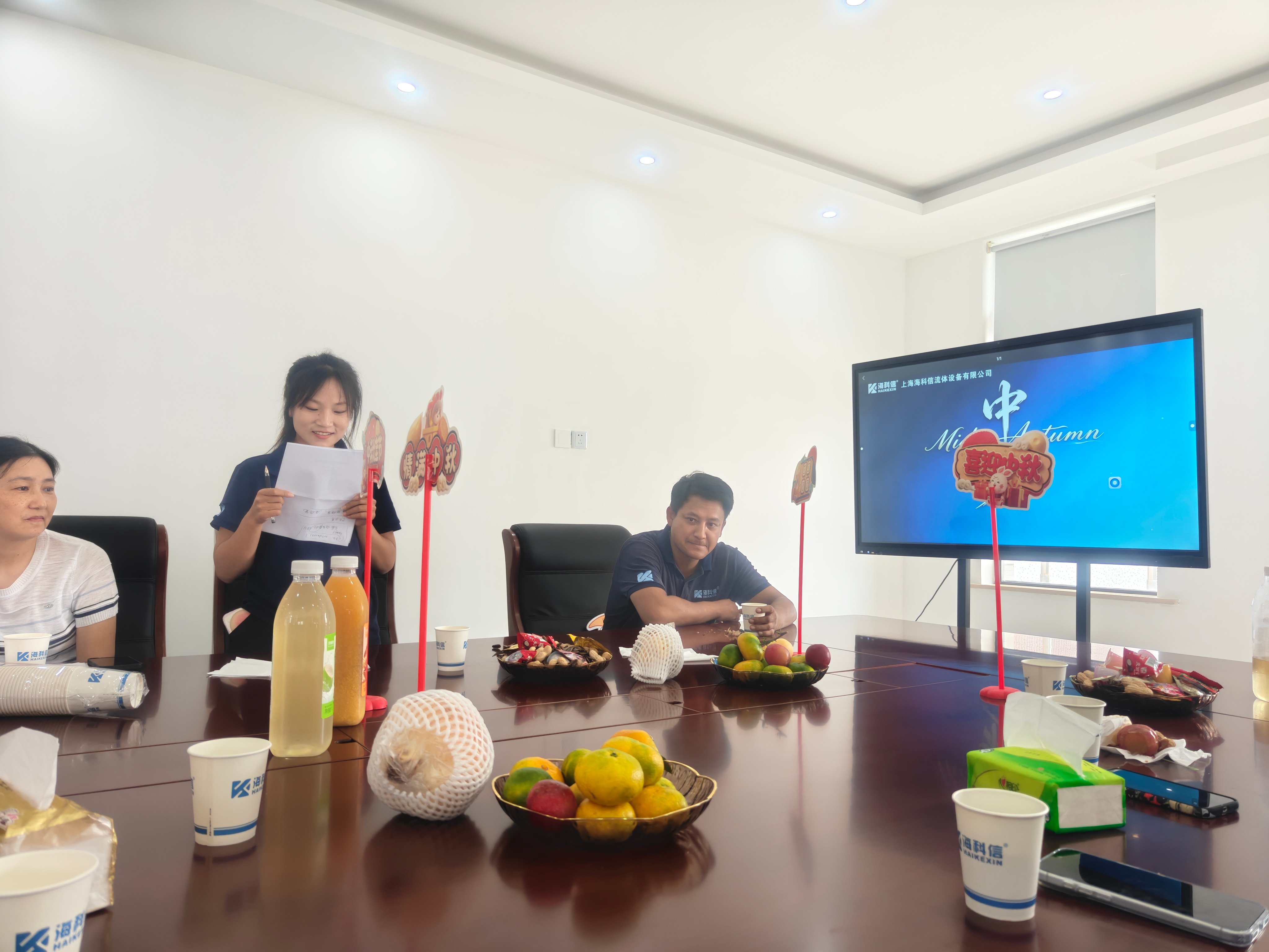 Mr. Xie greeting frontline employees at the tea gathering